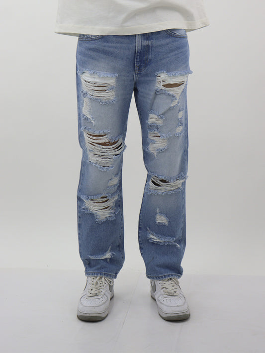 Jeans regular azul claro con destrucción