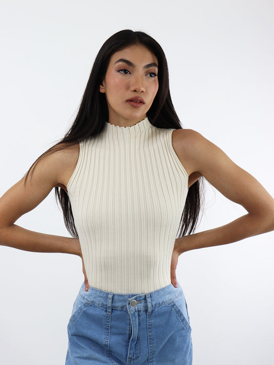 Blusa sin mangas cuello alto color beige
