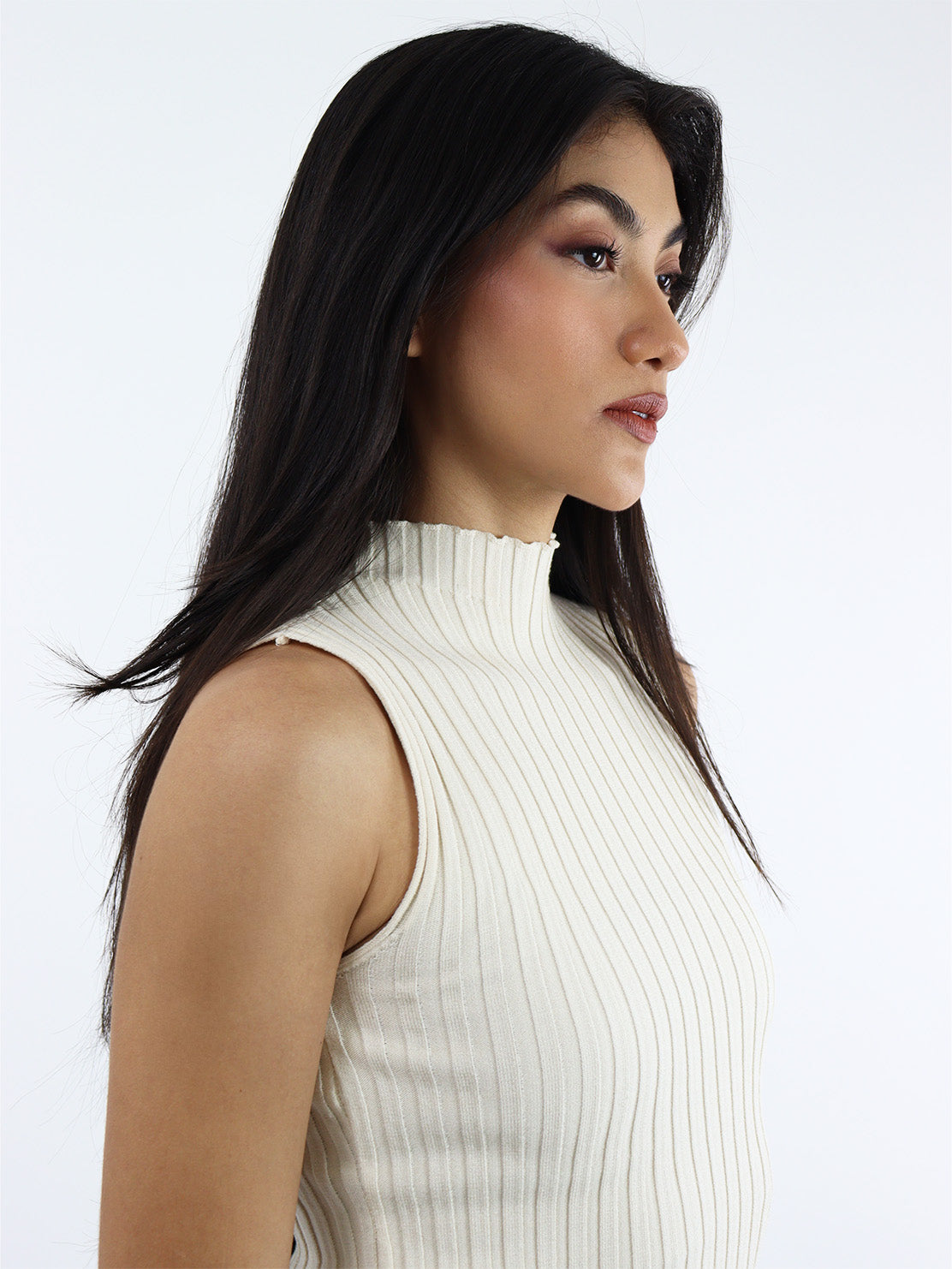 Blusa sin mangas cuello alto color beige