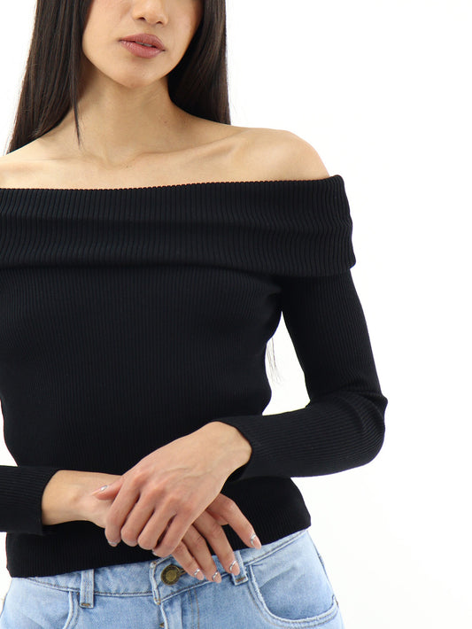 Suéter ligero negro con cuello amplio