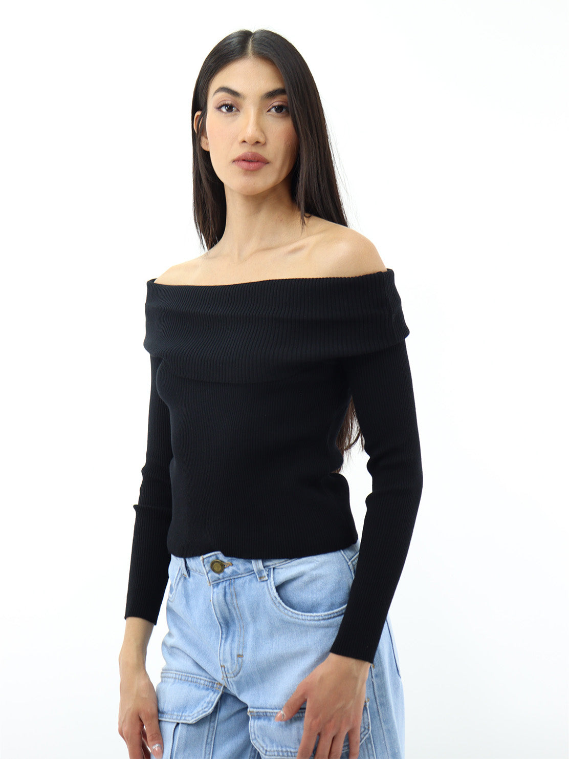 Suéter ligero negro con cuello amplio