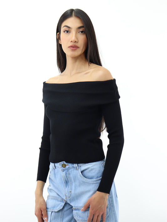 Suéter ligero negro con cuello amplio