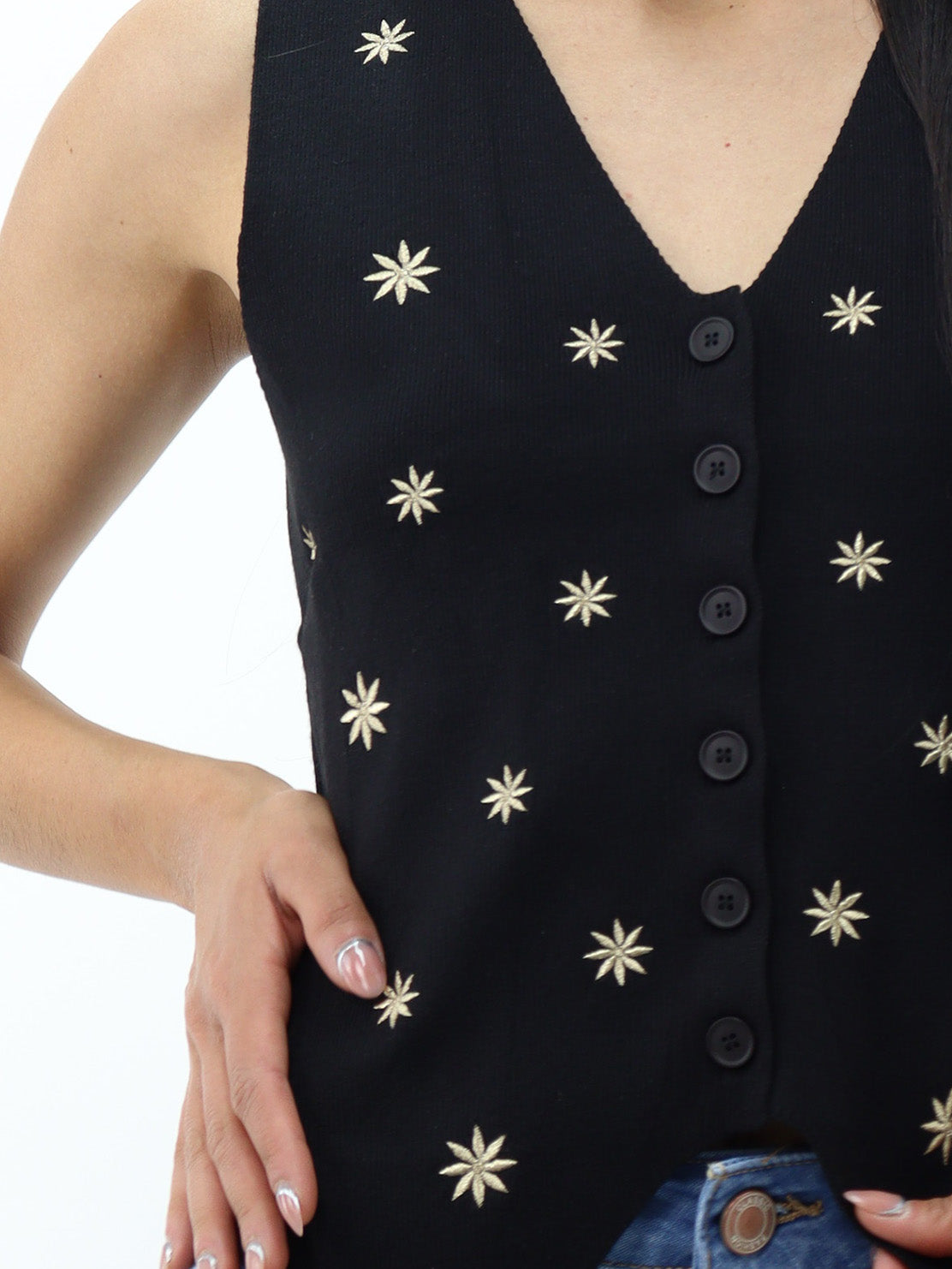 Chaleco negro en cuello V con detalle floral