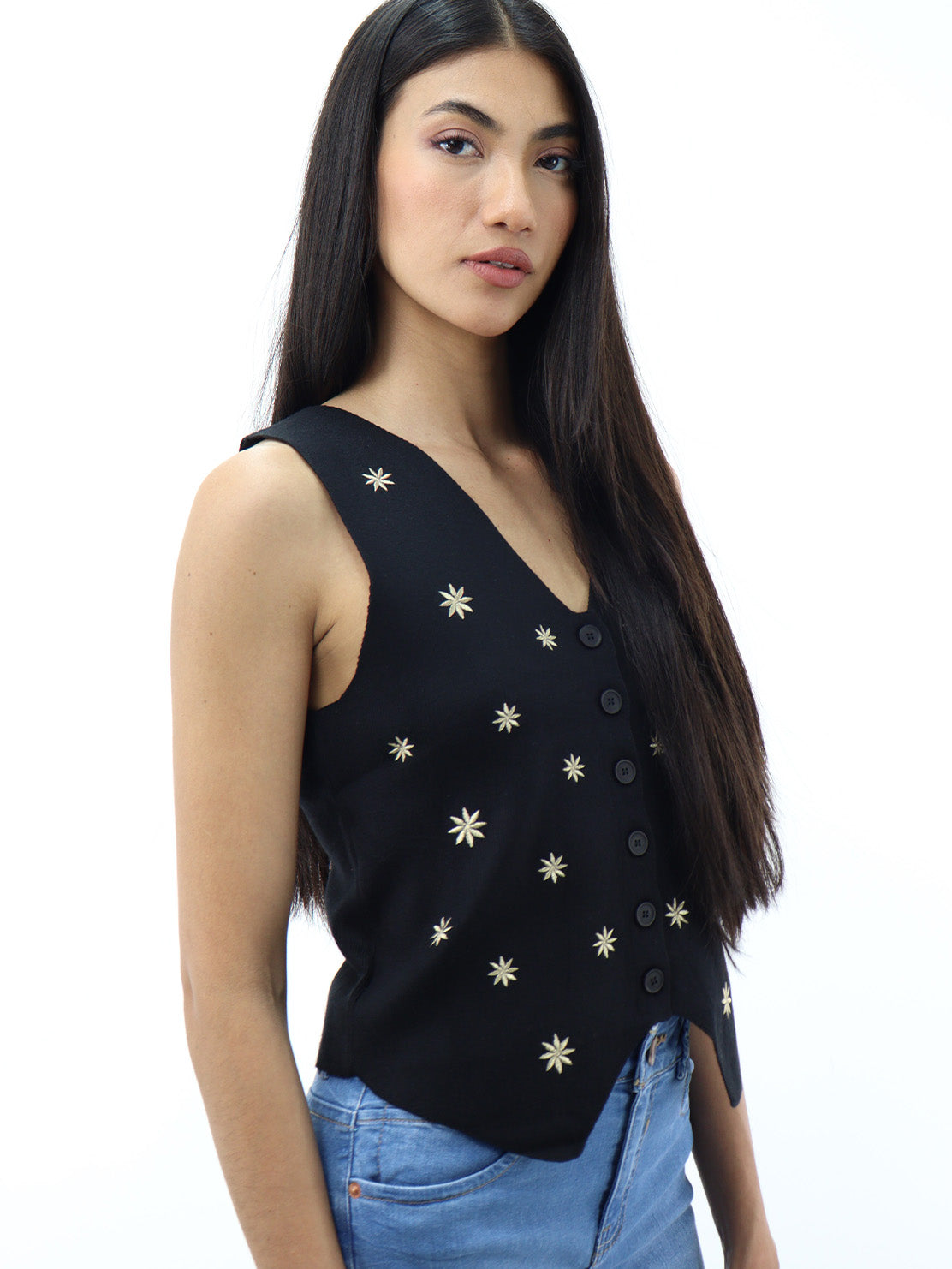 Chaleco negro en cuello V con detalle floral