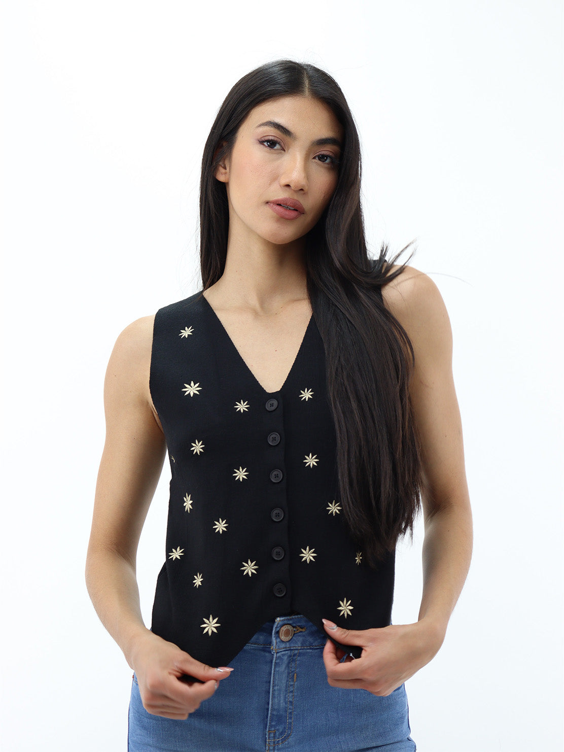 Chaleco negro en cuello V con detalle floral