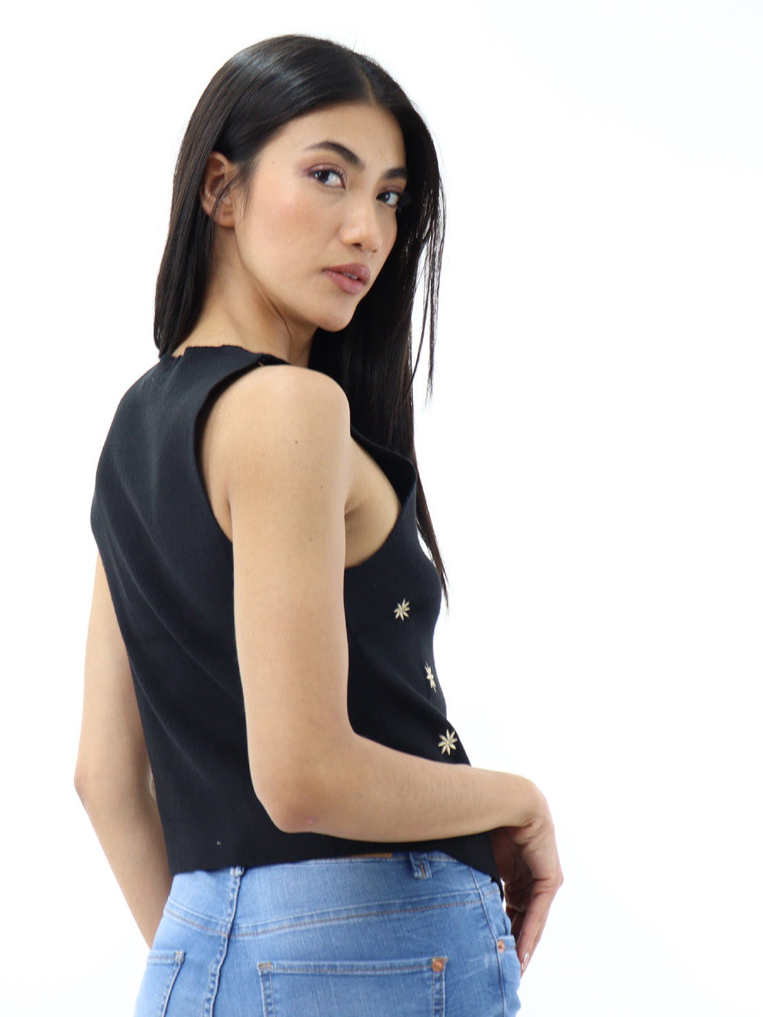 Chaleco negro en cuello V con detalle floral