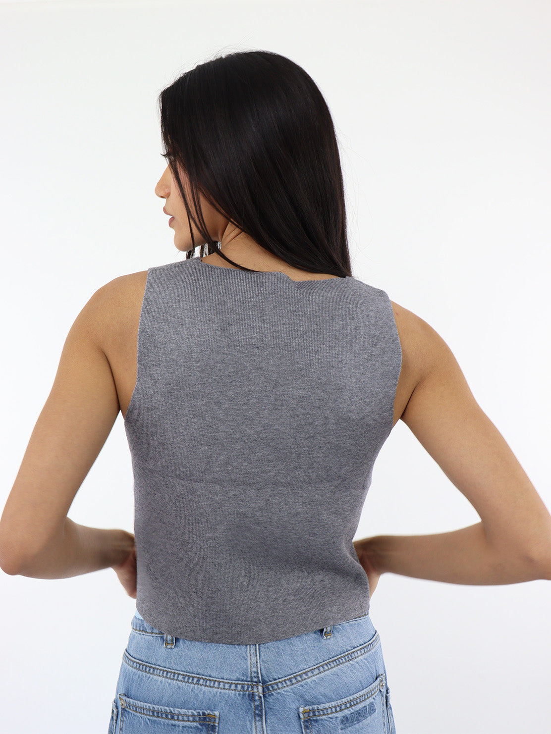 Chaleco gris en cuello V con detalle floral