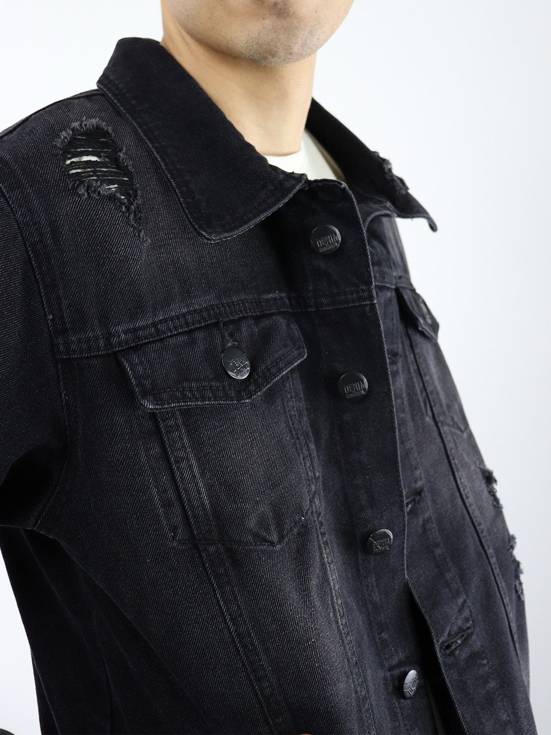 Chamarra denim negro deslavado