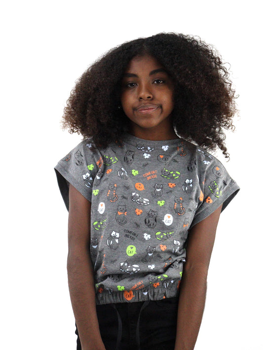Playera manga corta de color gris con estampado de gatos