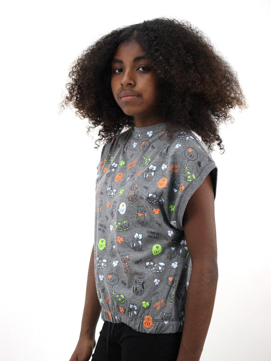 Playera manga corta de color gris con estampado de gatos