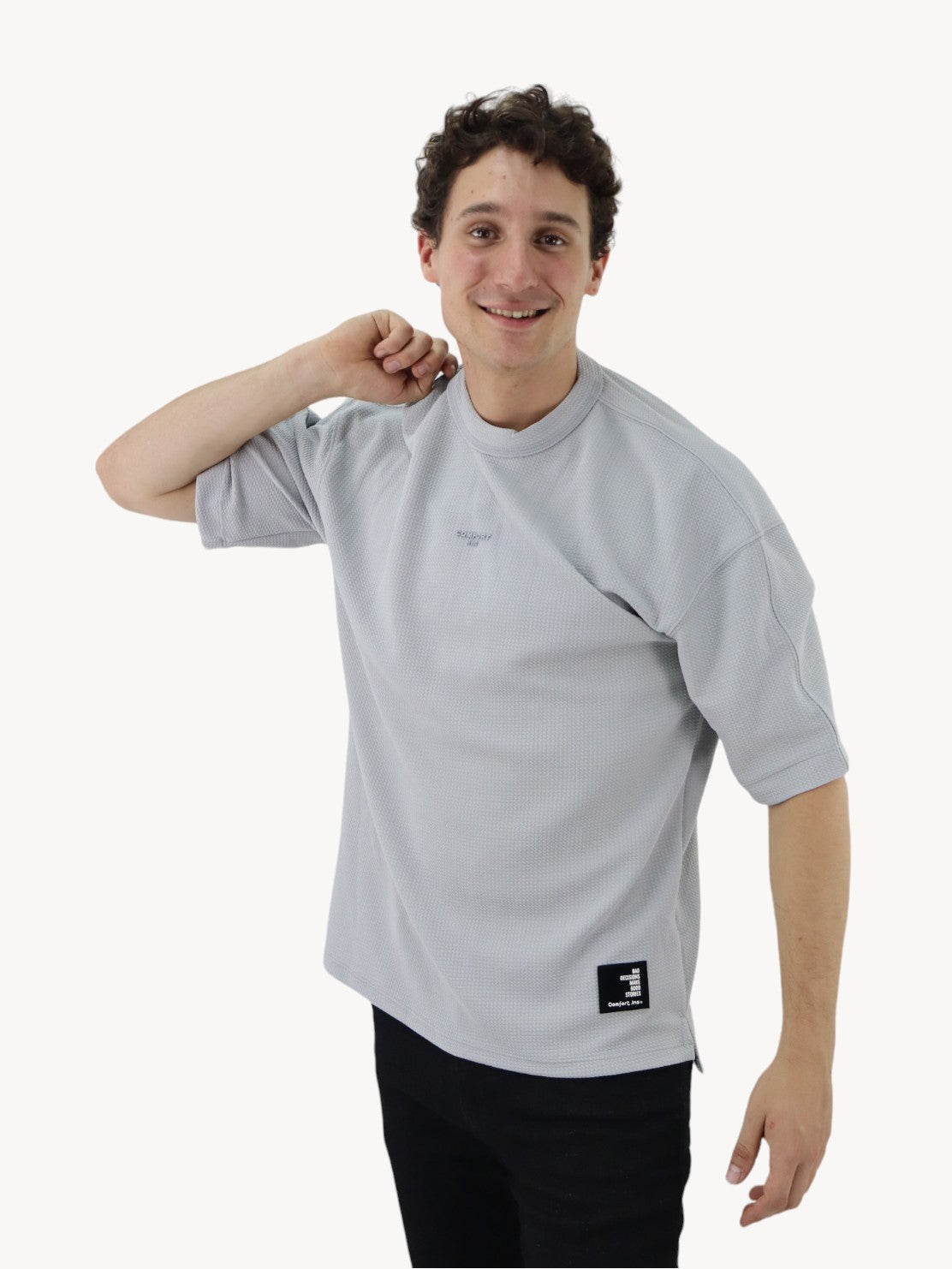Playera oversize gris claro con gráfico