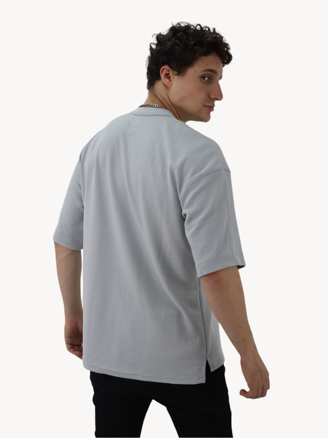 Playera oversize gris claro con gráfico
