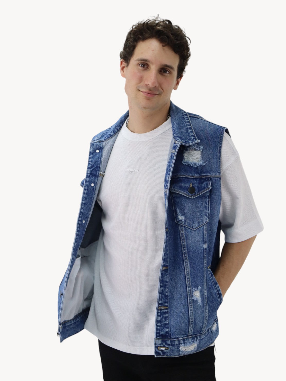 Chaleco denim de color azul oscuro con destrucción