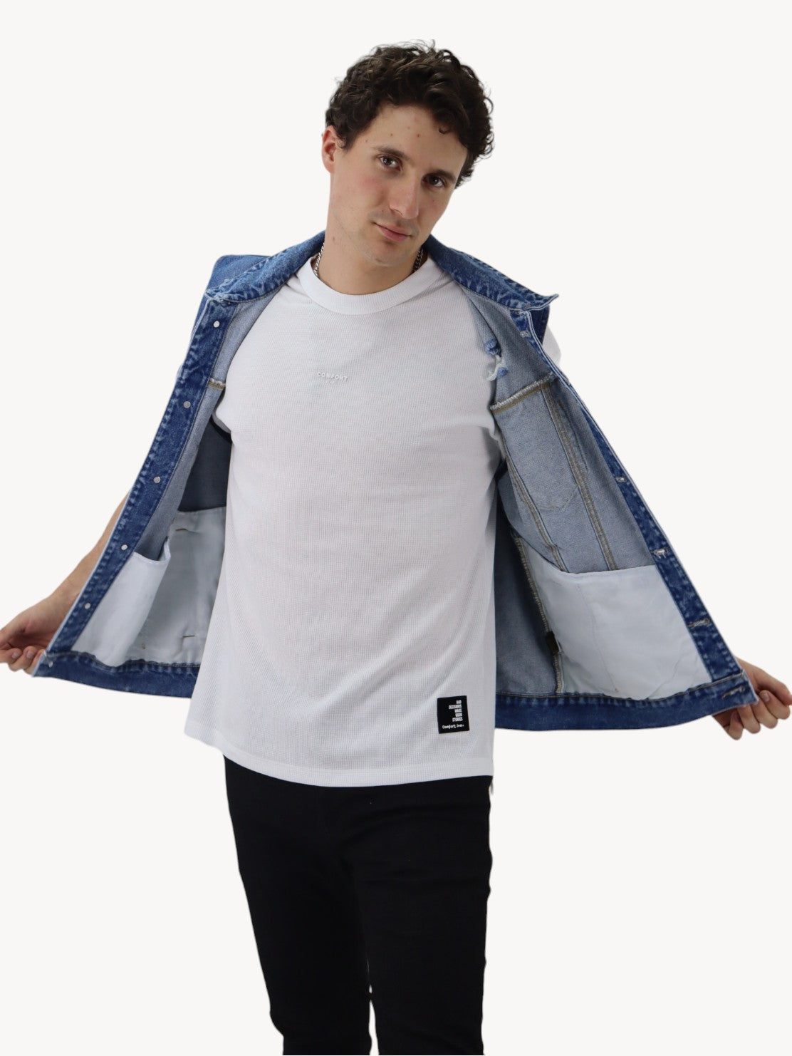 Chaleco denim de color azul oscuro con destrucción