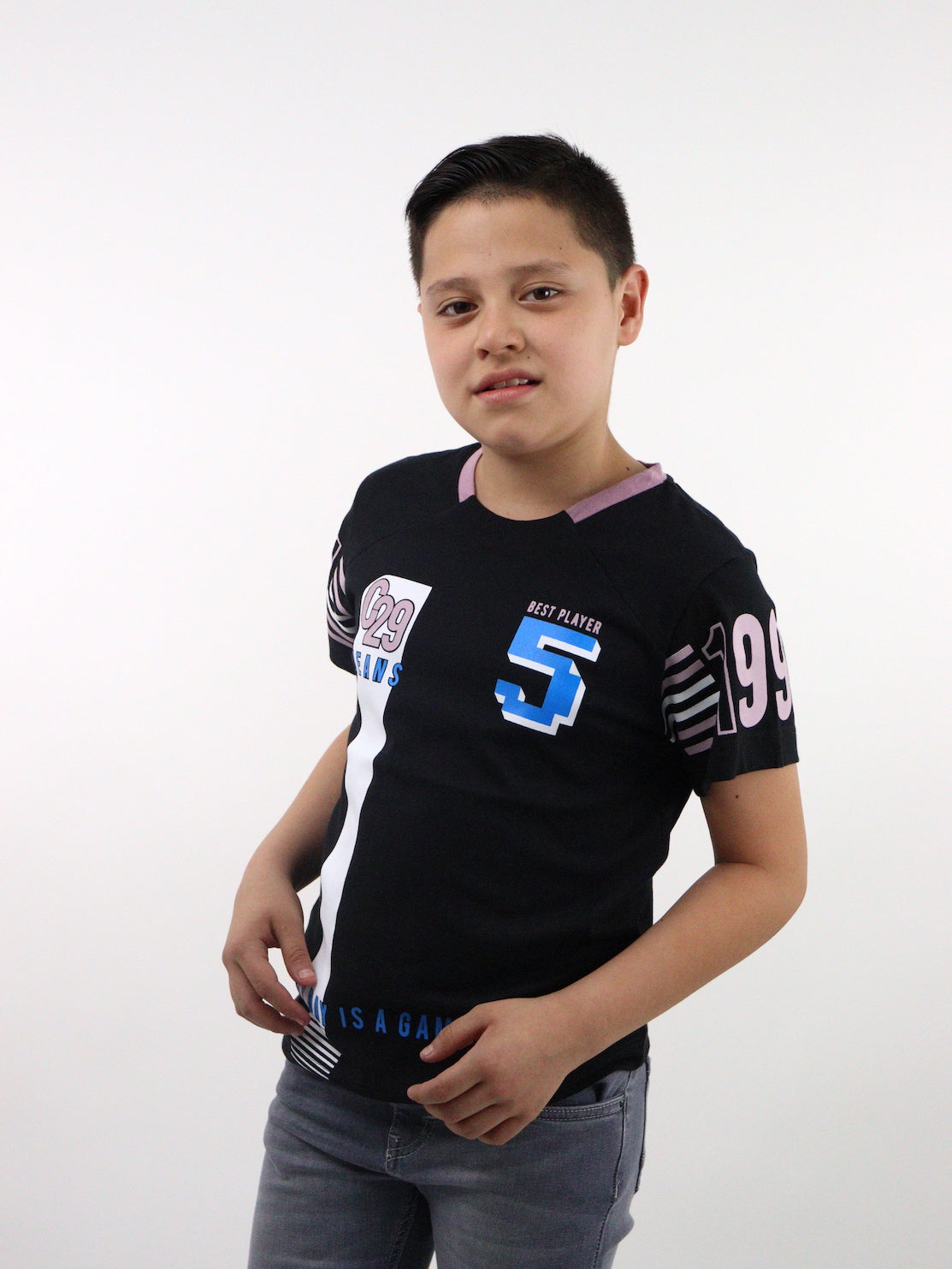 Playera manga corta de color negro con estampado