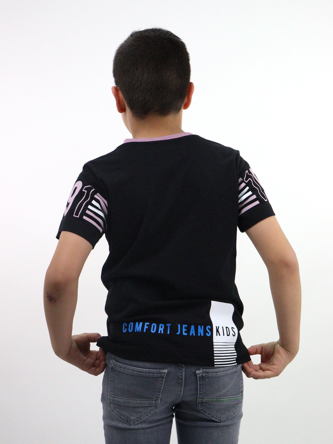 Playera manga corta de color negro con estampado