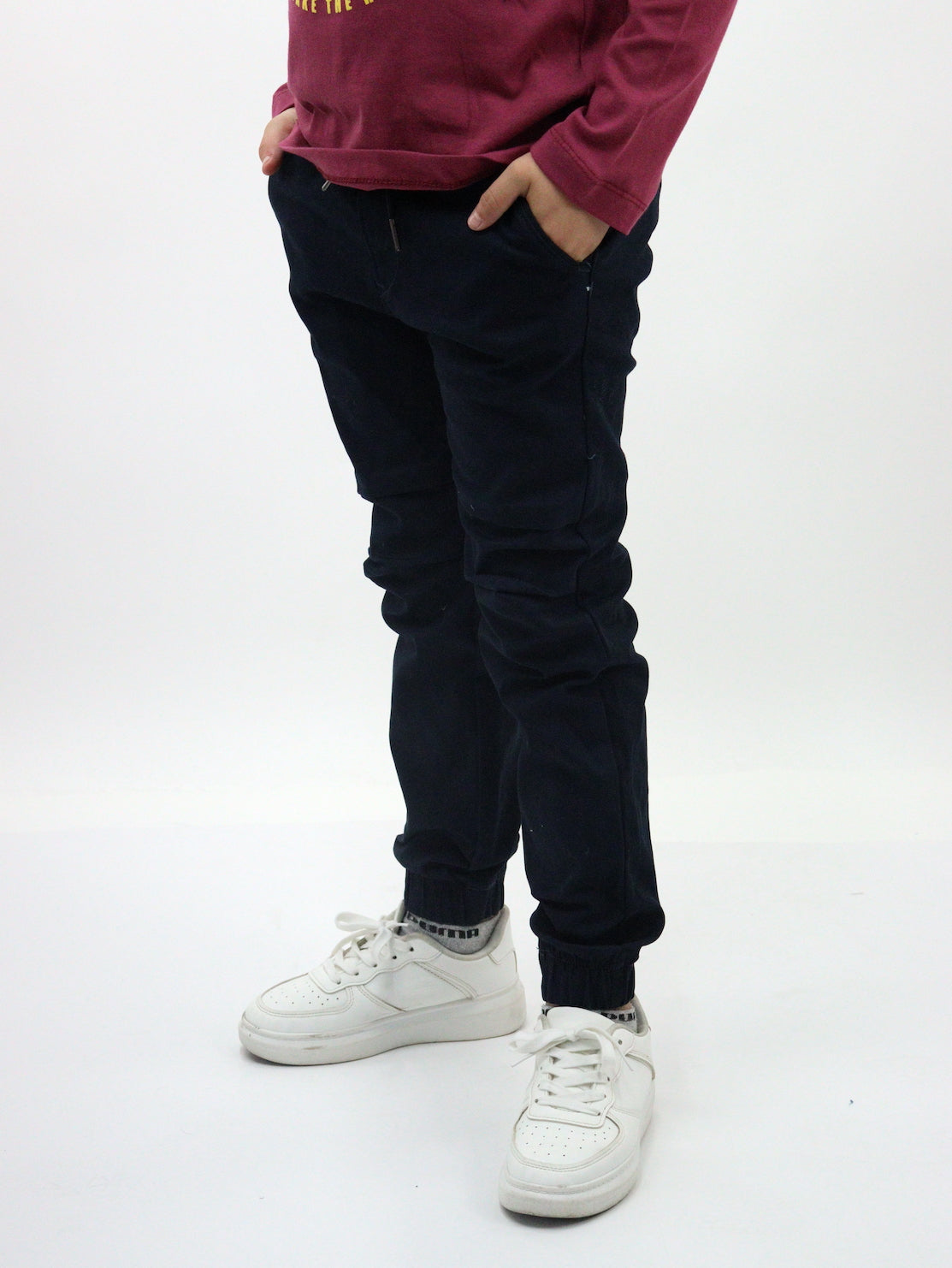 Jogger de gabardina color azul marino