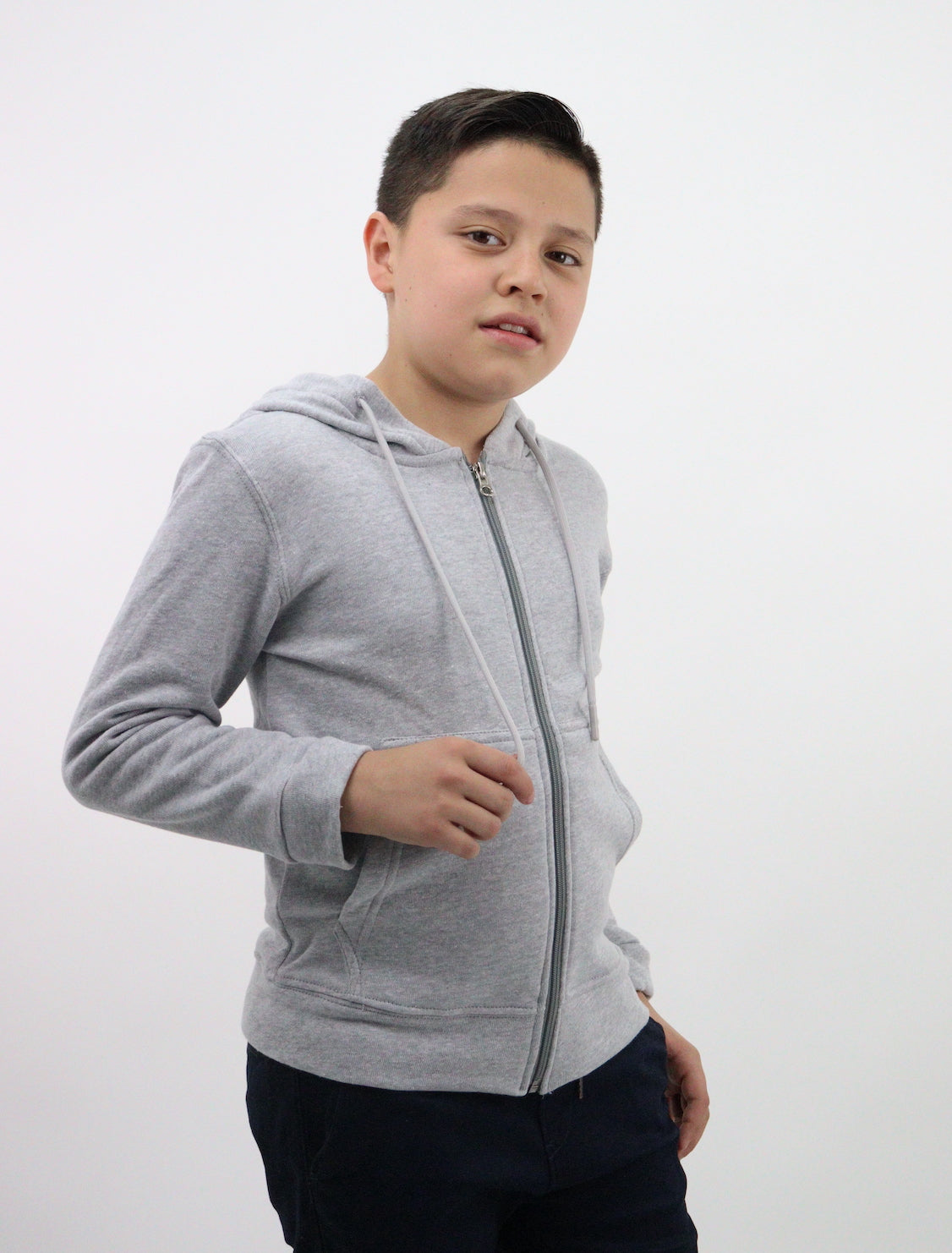 Sudadera con cremallera de color gris