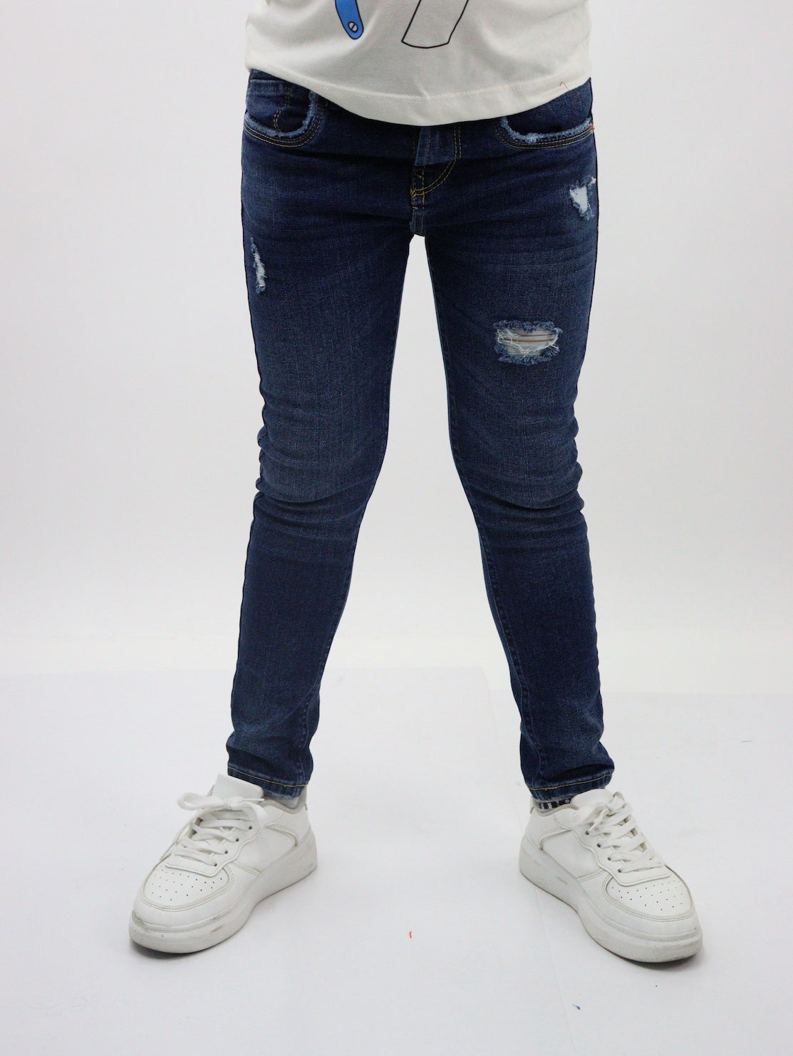 Jeans skinny de color azul oscuro con destrucción