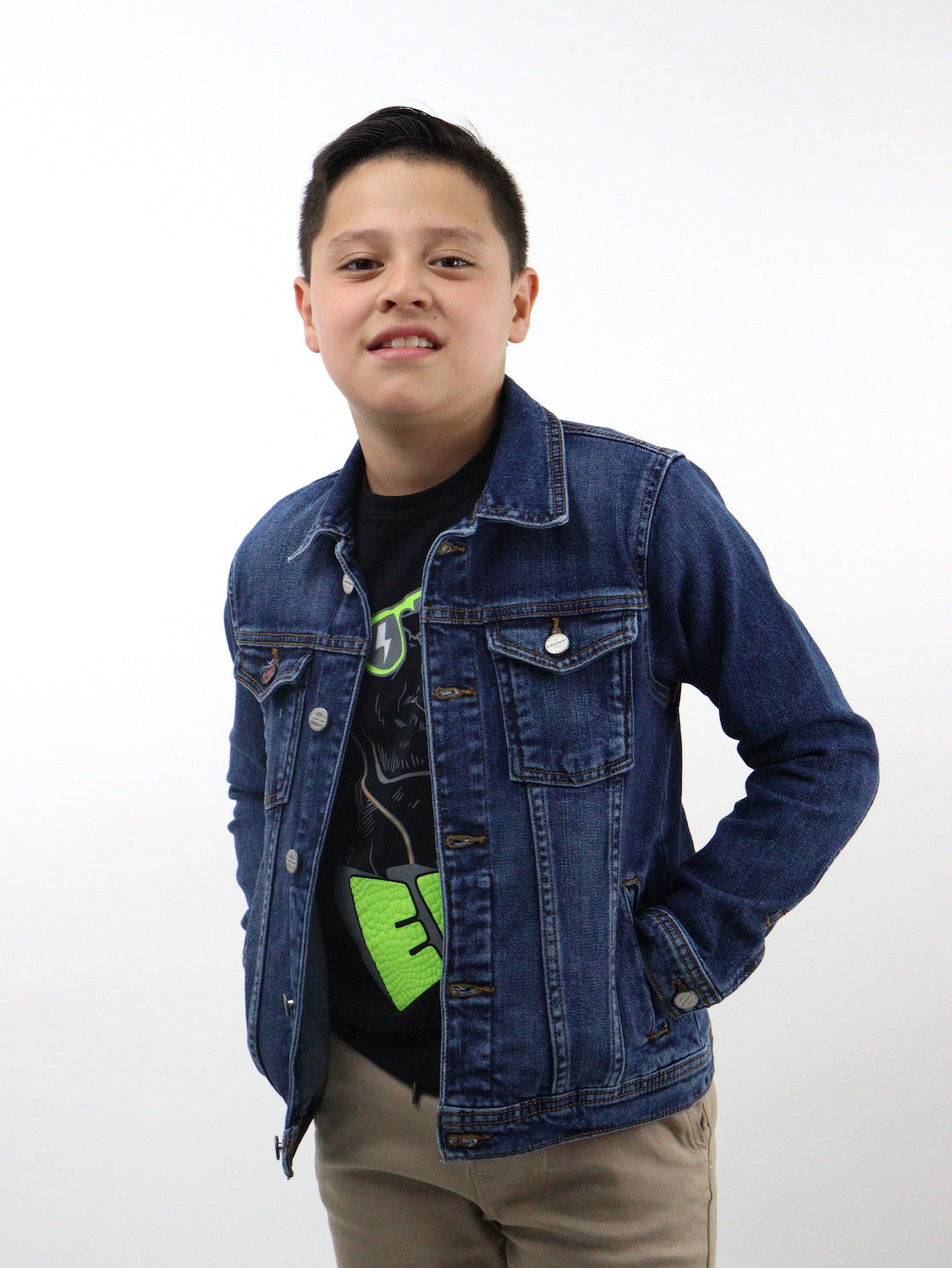 Chamarra denim de color azul oscuro