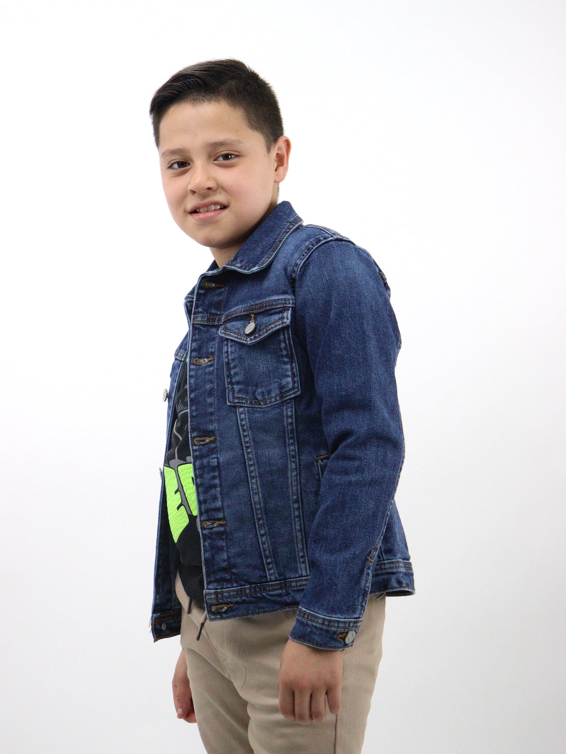 Chamarra denim de color azul oscuro