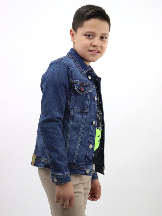 Chamarra denim de color azul oscuro