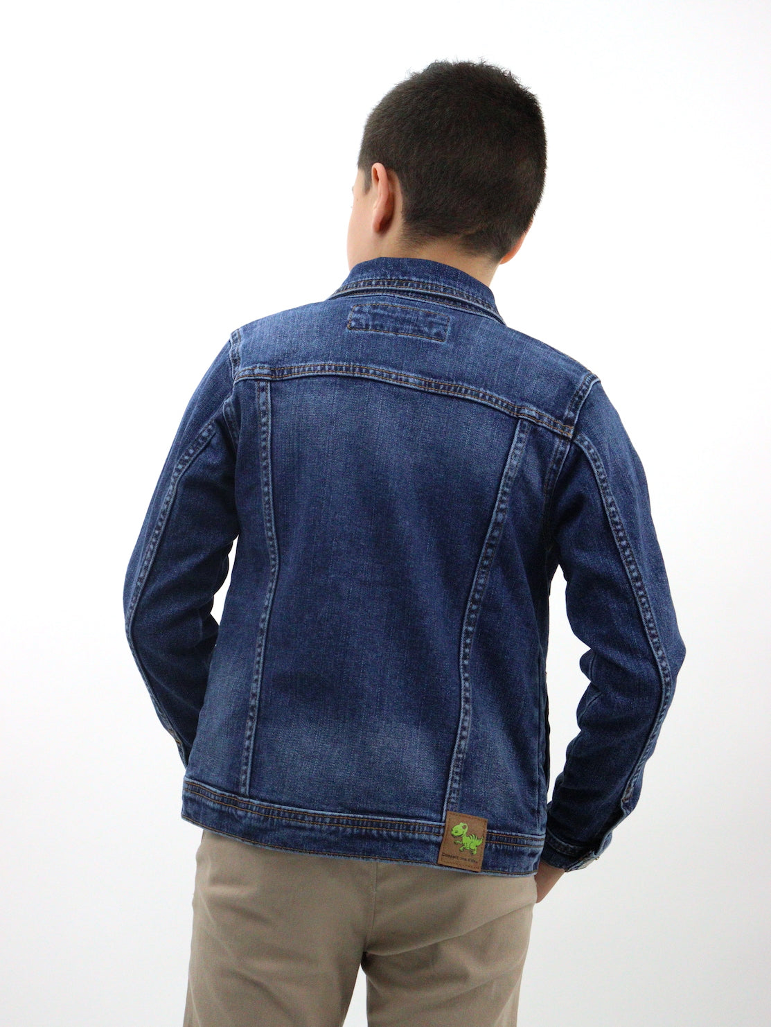 Chamarra denim de color azul oscuro