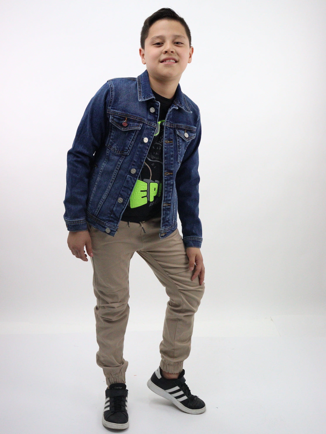 Chamarra denim de color azul oscuro