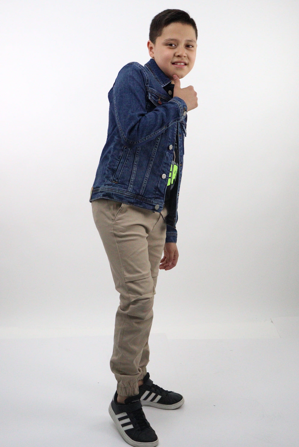 Chamarra denim de color azul oscuro