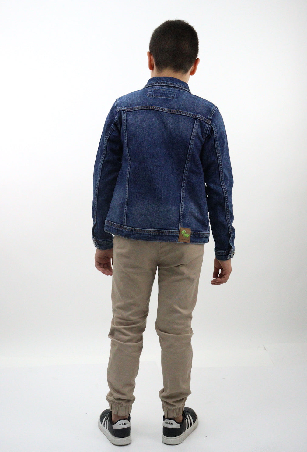 Chamarra denim de color azul oscuro