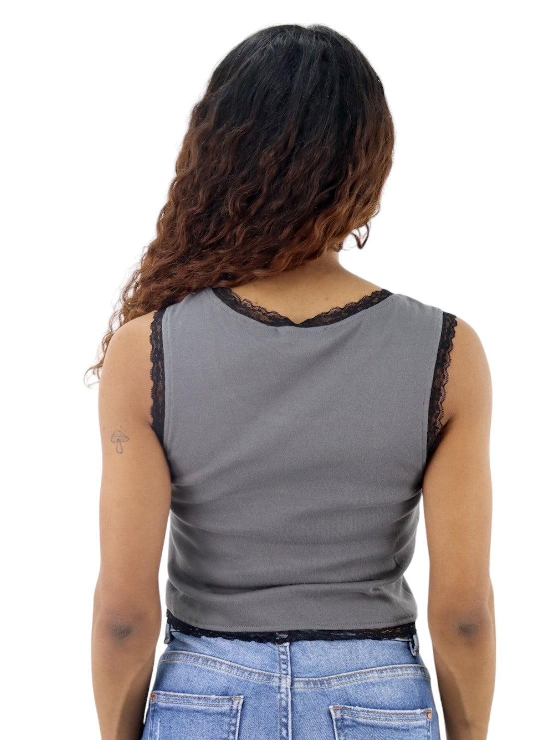 Playera tank de color gris con diseño de encaje