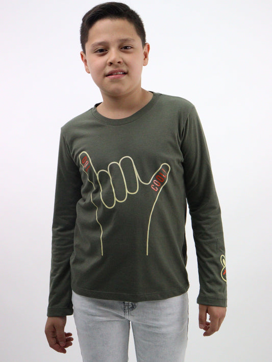 Playera manga larga de color verde militar con estampado