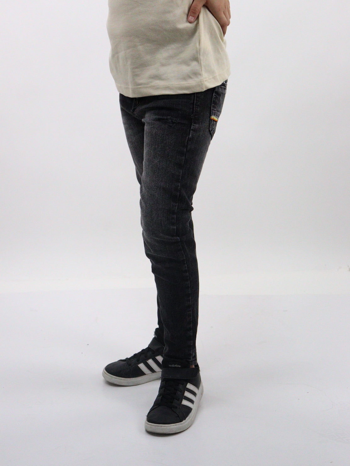 Jeans skinny de color negro deslavado