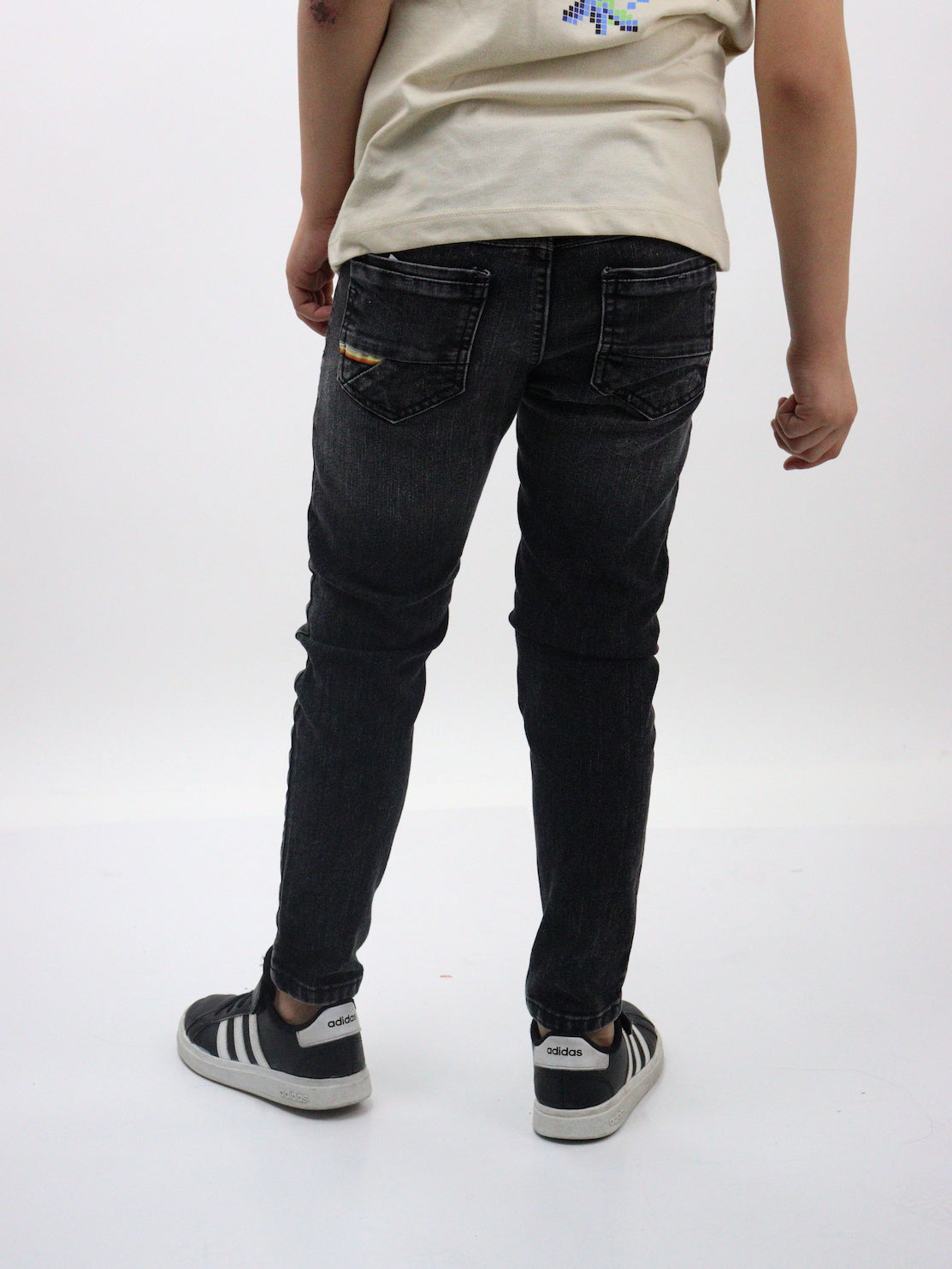 Jeans skinny de color negro deslavado