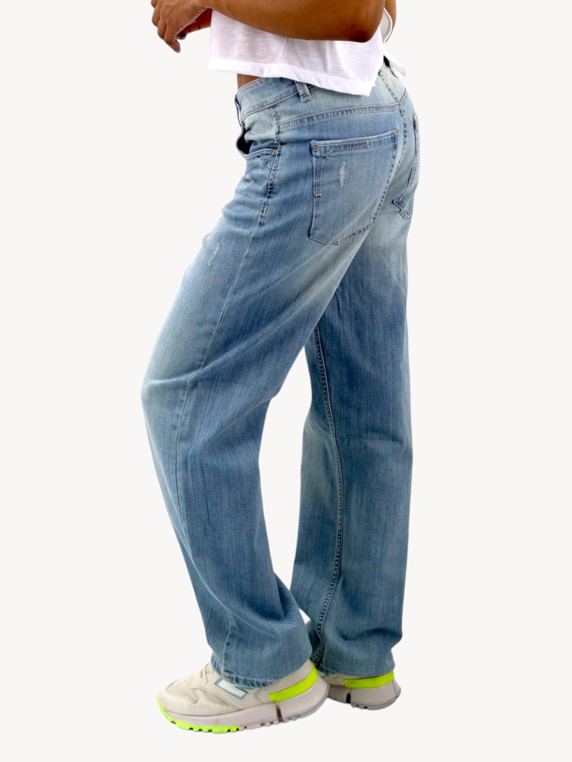 Jeans baggy de color azul claro con destrucción
