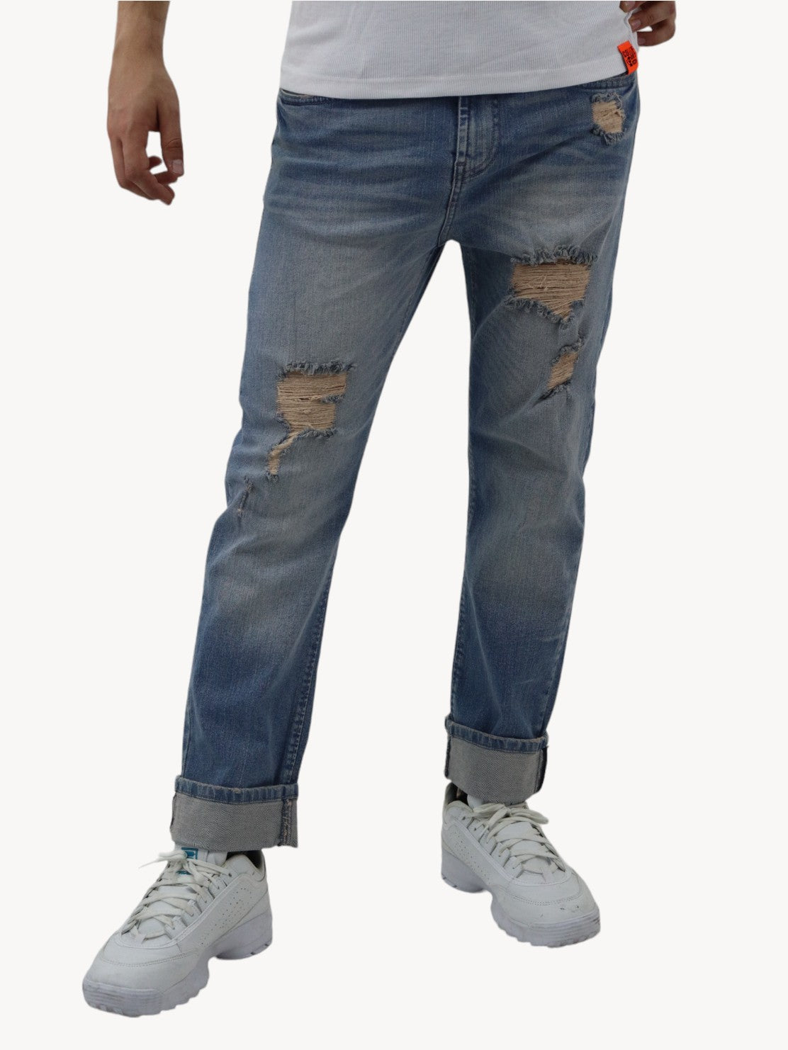 Jeans slim azul deslavado con destrucción