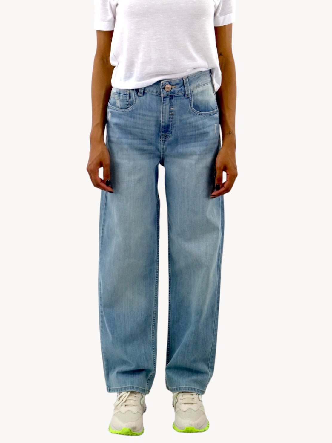 Jeans baggy de color azul claro con destrucción