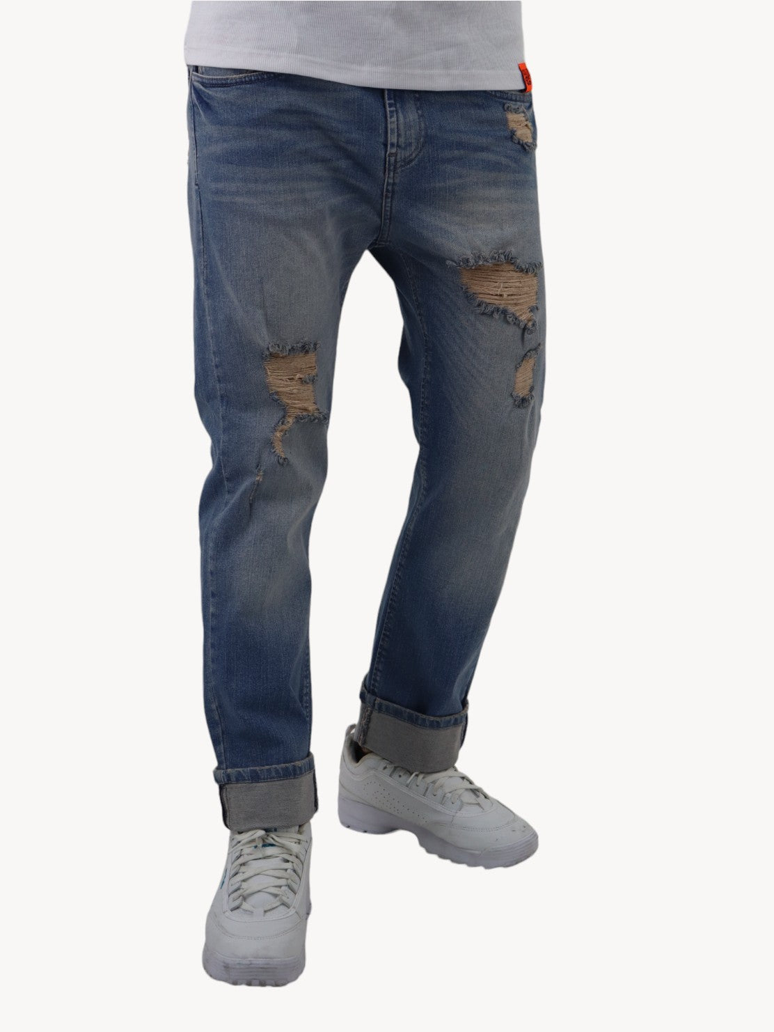 Jeans slim azul deslavado con destrucción