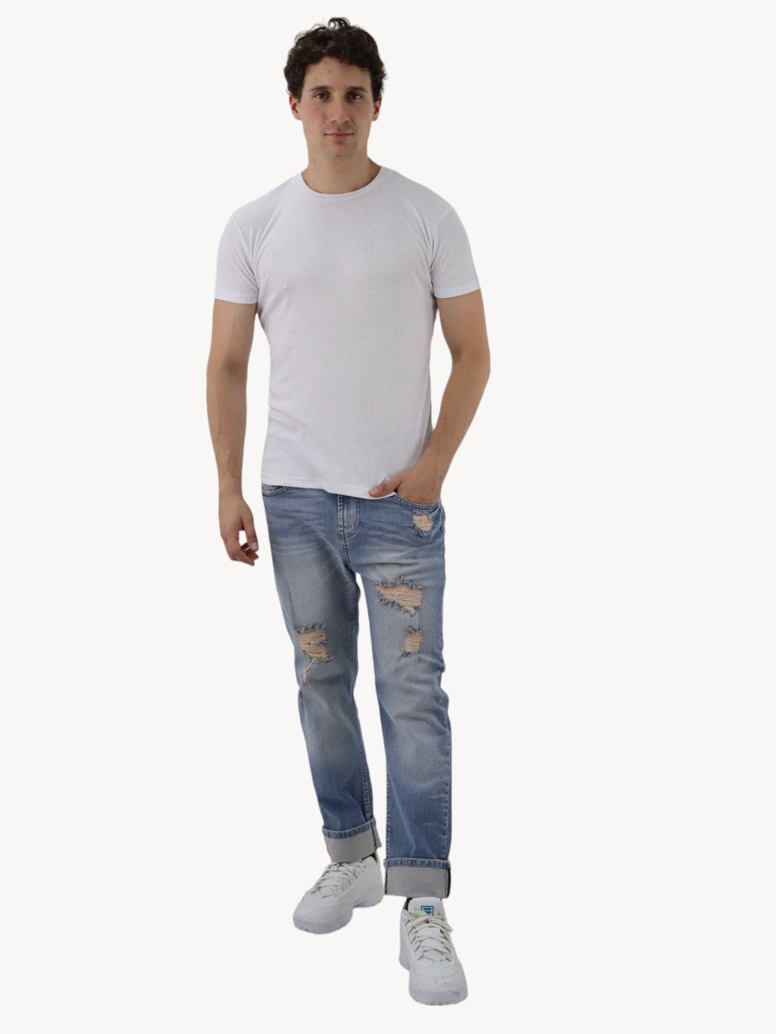 Jeans slim azul deslavado con destrucción