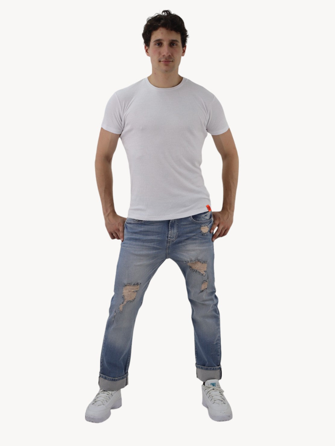 Jeans slim azul deslavado con destrucción