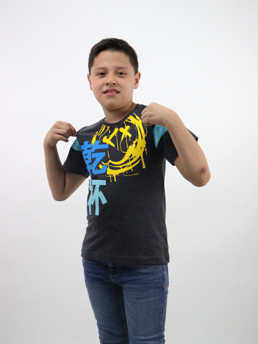 Playera manga corta de color combinado con estampado