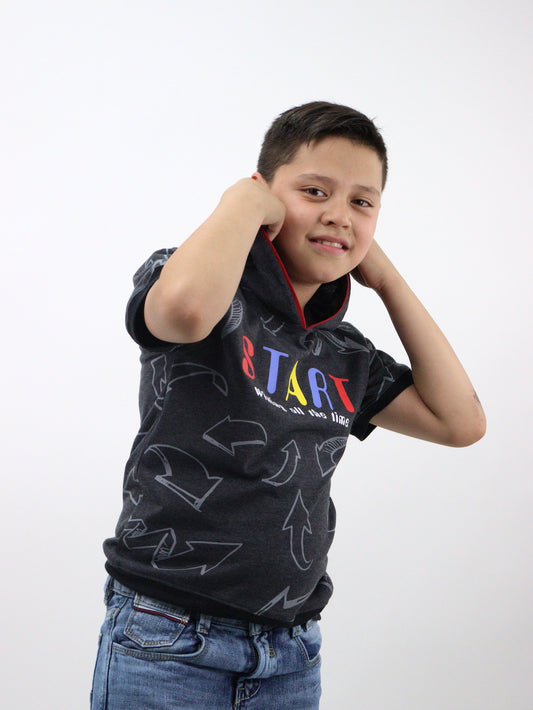 Playera con capucha de color gris oxford