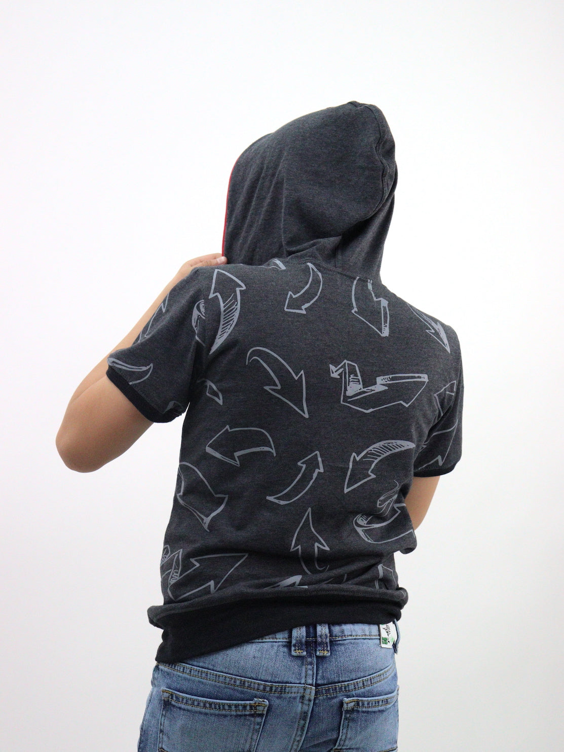 Playera con capucha de color gris oxford