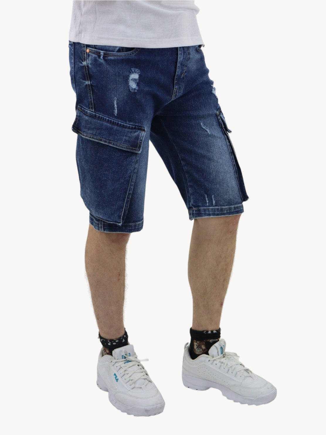Short cargo de color azul oscuro con destrucción