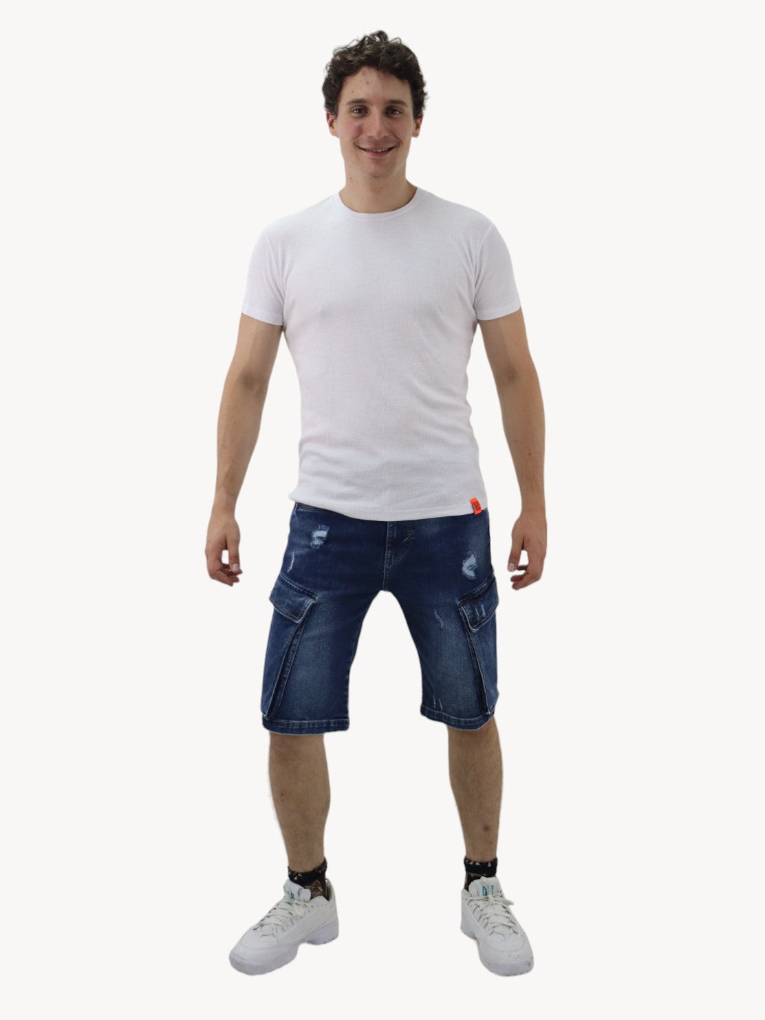 Short cargo de color azul oscuro con destrucción