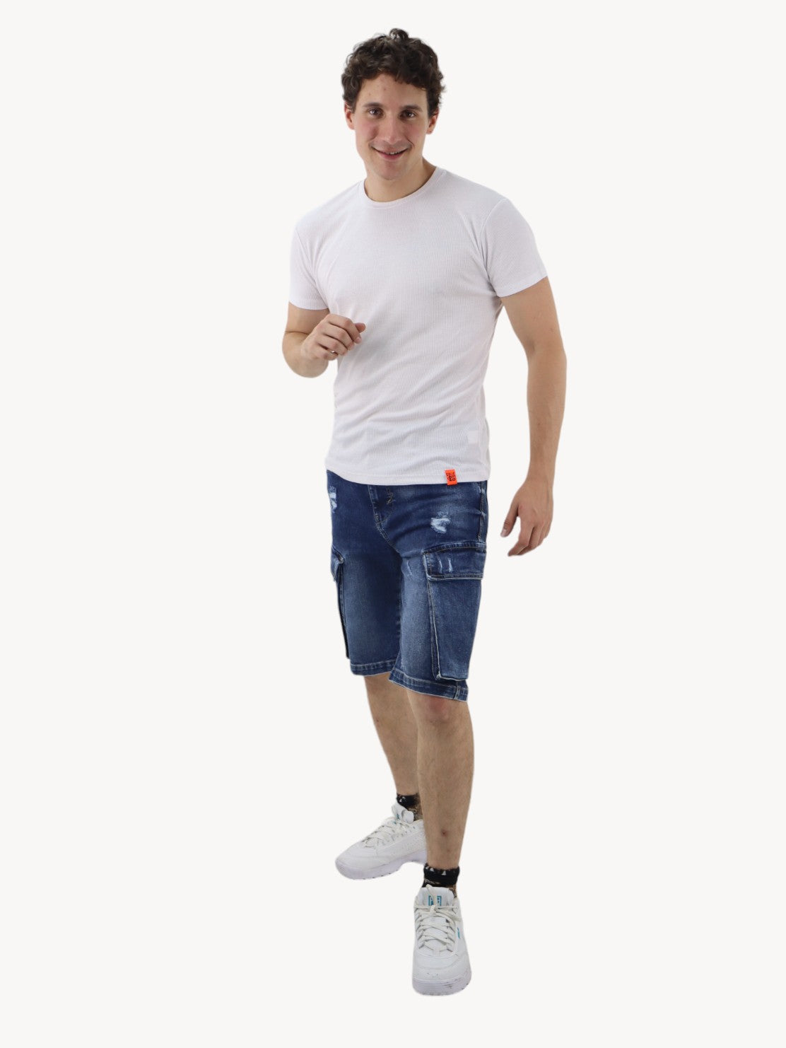 Short cargo de color azul oscuro con destrucción