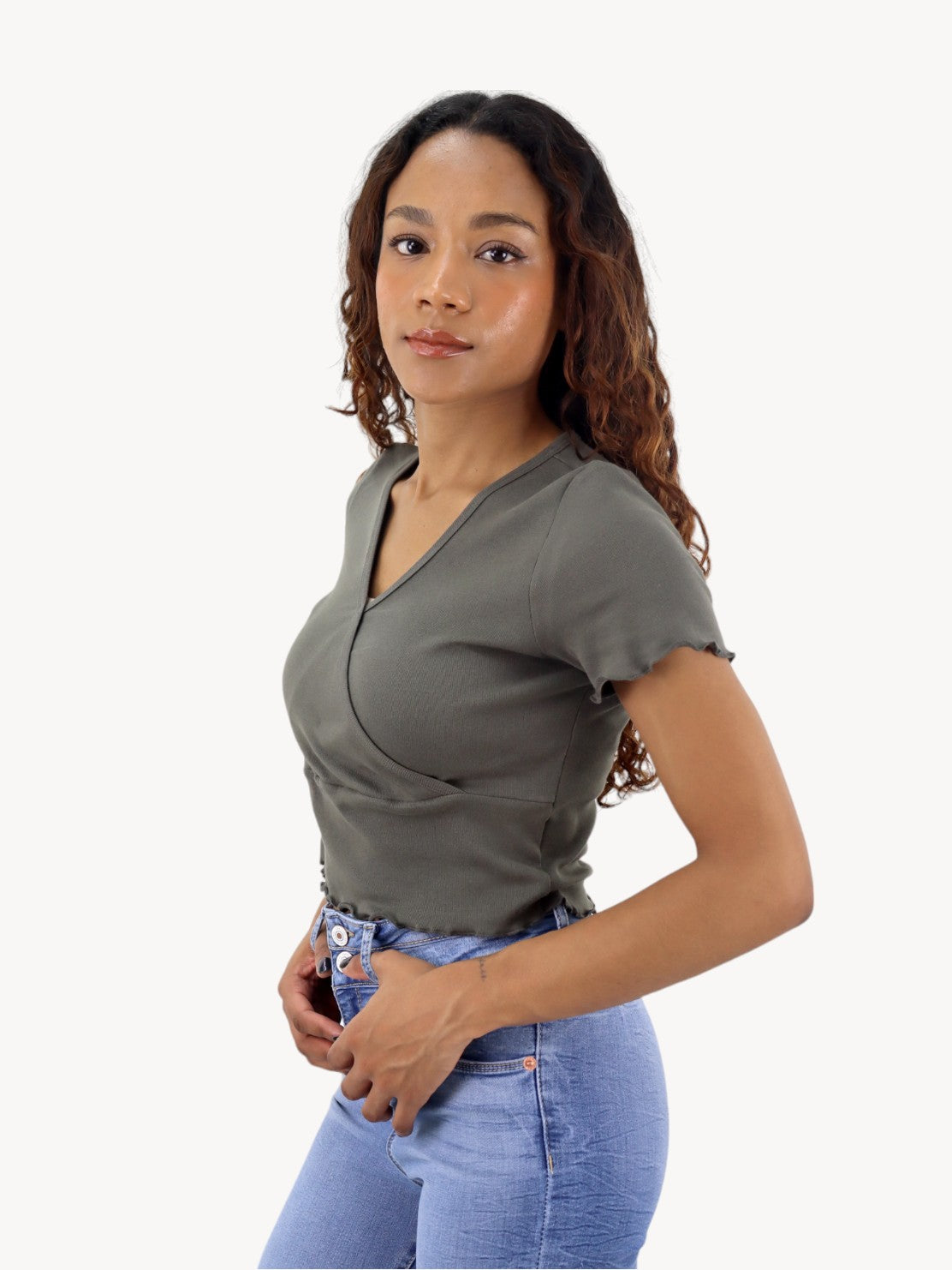 Playera de cuello cruzado color verde militar