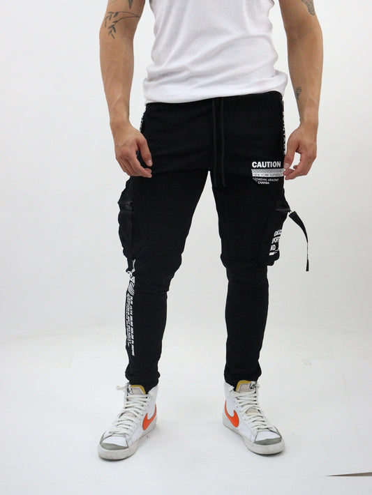 Jogger cargo tipo pants de color negro con cintas decorativas (NUEVA TEMPORADA)