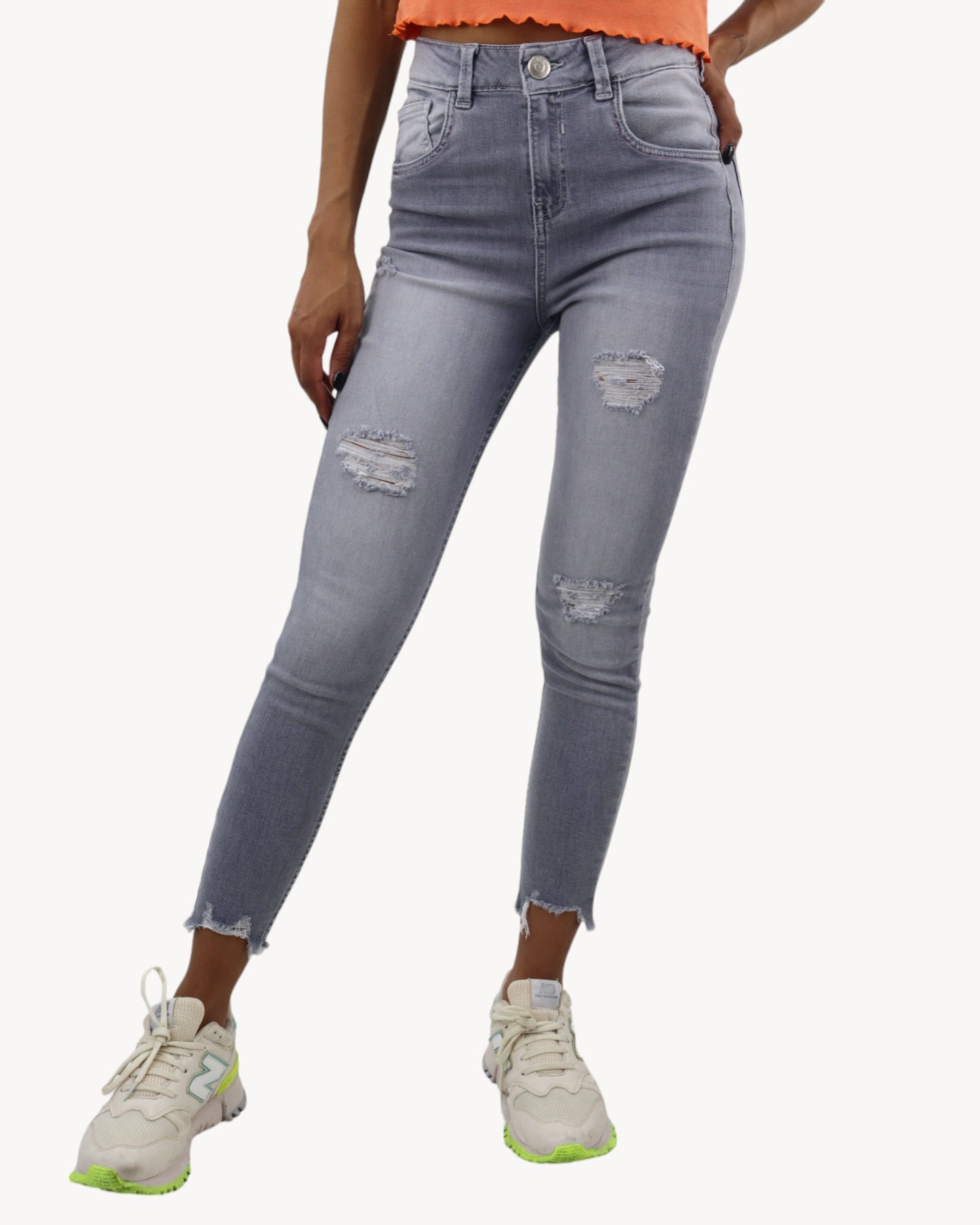 Jeans tobillero gris con destrucción