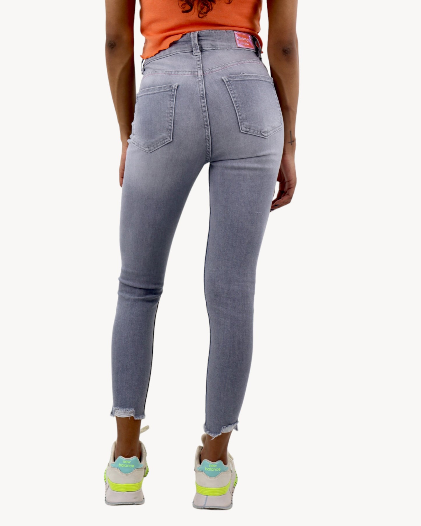 Jeans tobillero gris con destrucción